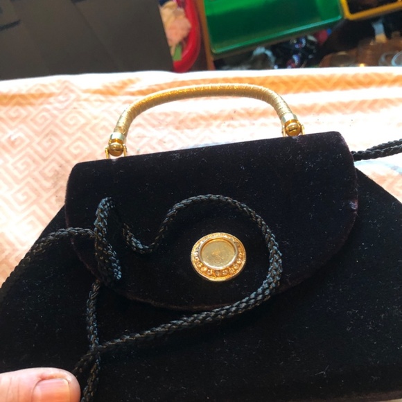 Heys international black little handbag with shoulder strap and snap closure - Picture 6 of 6